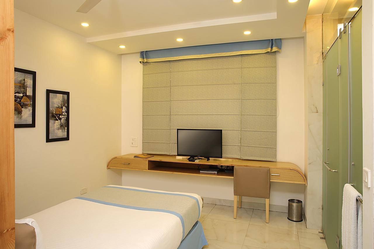 Ahuja Residency Dlf Phase 2 Hotel Gurgaon Ngoại thất bức ảnh